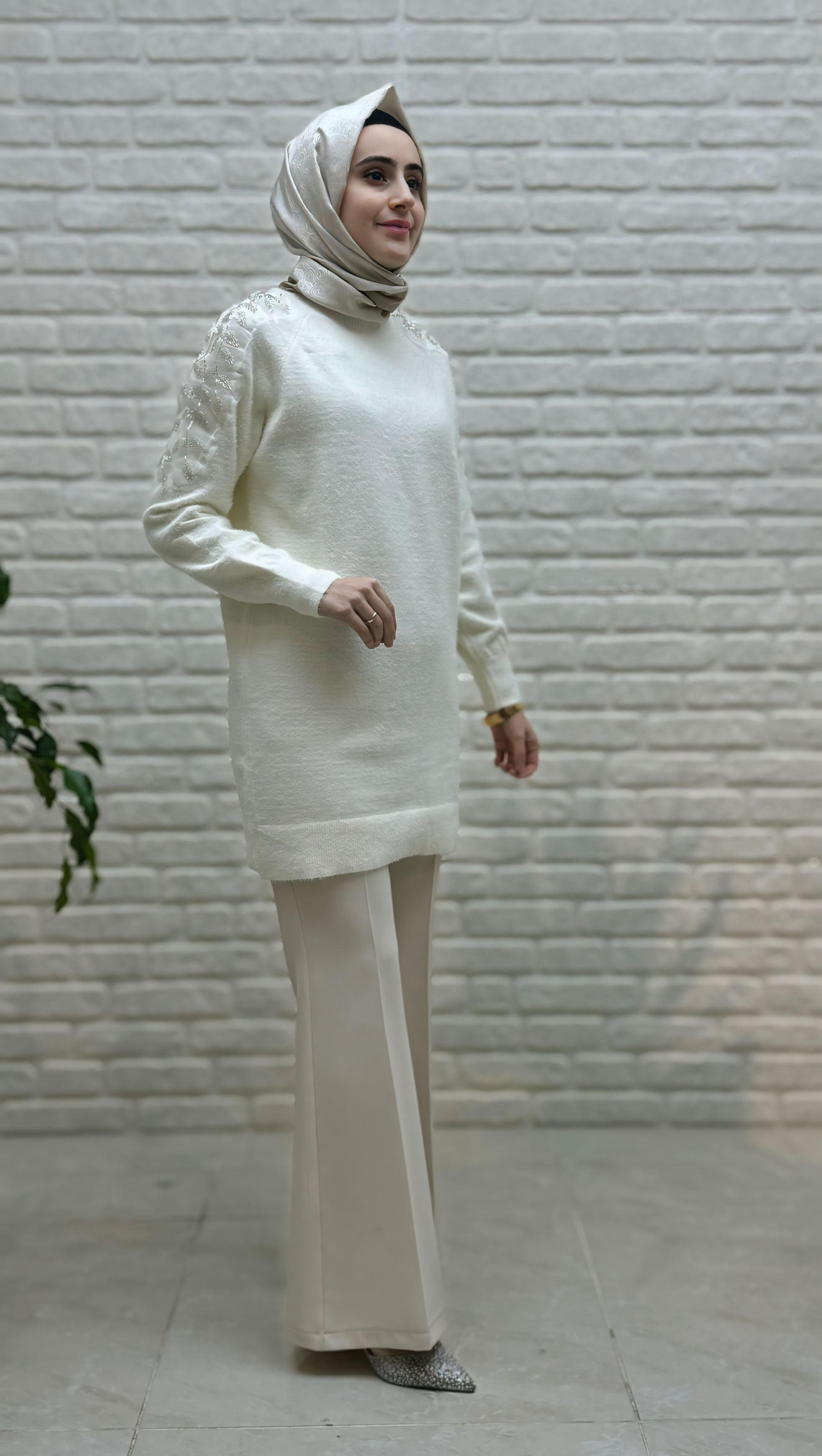 Nefise Omuz Detaylı Taşlı Angora Kazak Siyah 140308O