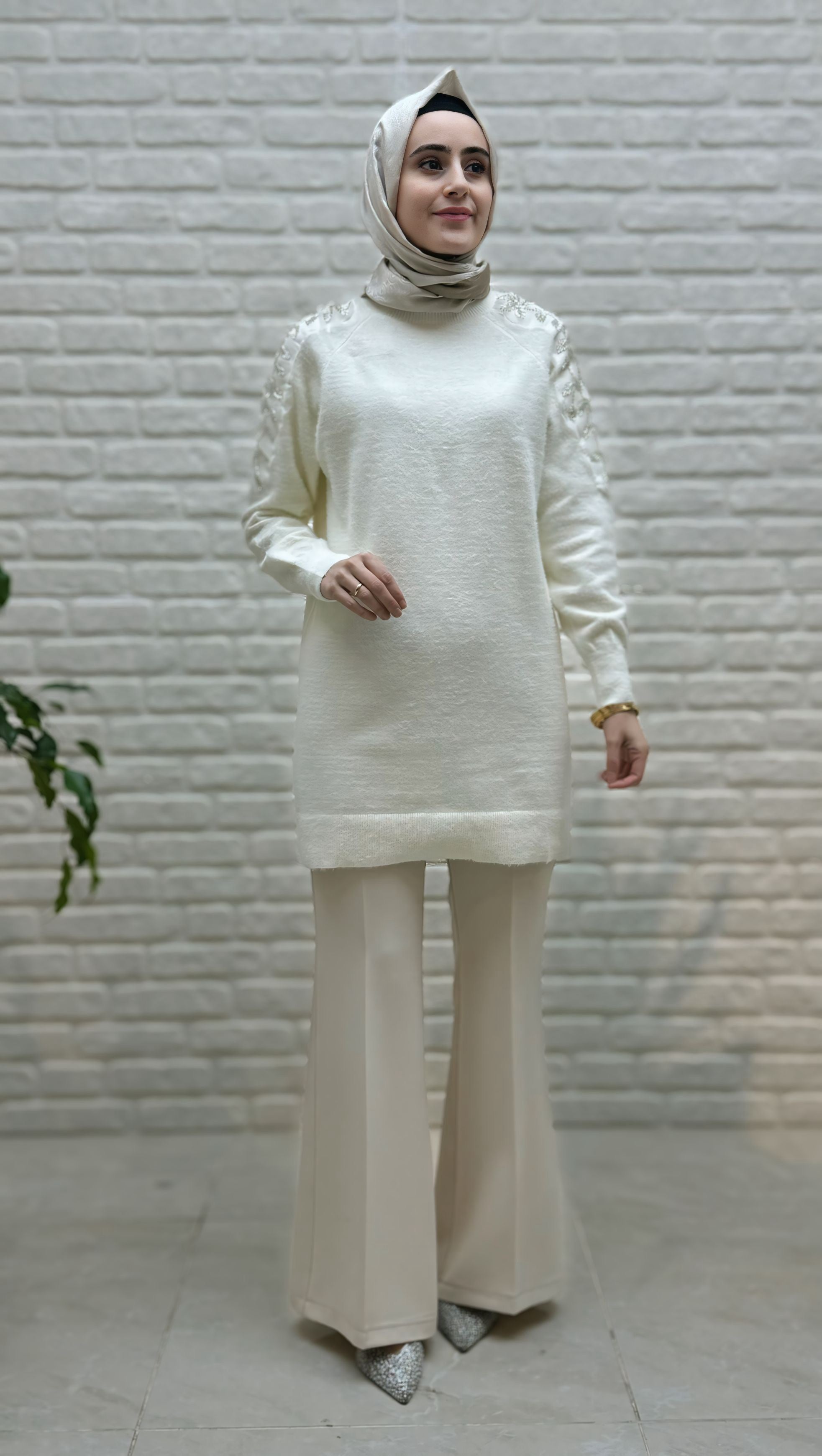 Nefise Omuz Detaylı Taşlı Angora Kazak Siyah 140308O